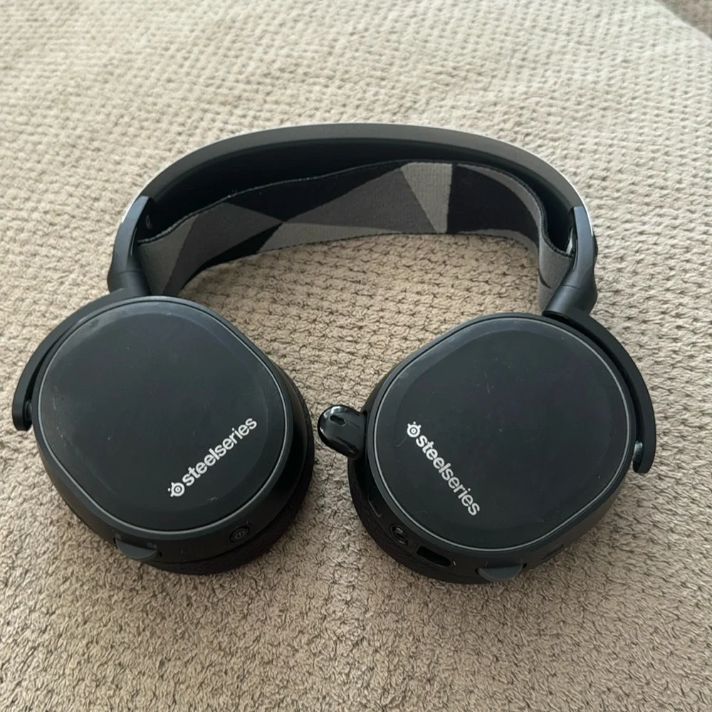 SteelSeries Arctis 5- Black Wireless Bluetooth Gaming Over-Ear Headset